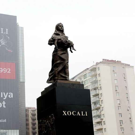 Prezident İlham Əliyev və birinci xanım Mehriban Əliyeva Xocalı soyqırımı abidəsini ziyarət ediblər