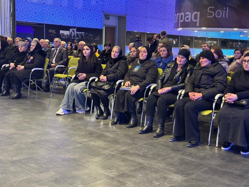 QAX RAYONU HEYDƏR ƏLİYEV MƏRKƏZİNDƏ ŞƏHİD AİLƏLƏRİ İLƏ YERLİ YAZARLARIN GÖRÜŞÜ KEÇİRİLİB.