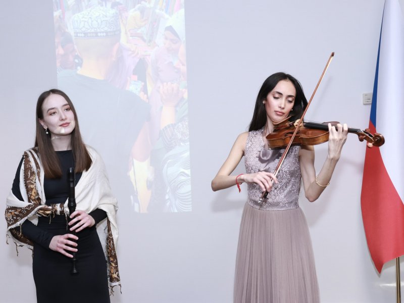 Praqa Azərbaycan Mədəniyyət Evində “İki gözəllik harmoniyası: Azərbaycan xalçası və Çex kristalı” sərgisi açılıb