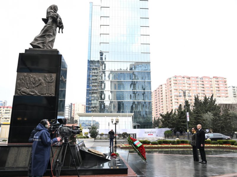 Prezident İlham Əliyev və birinci xanım Mehriban Əliyeva Xocalı soyqırımı abidəsini ziyarət ediblər