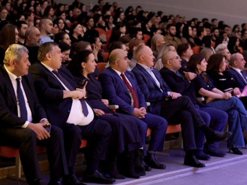 Yekaterinburqda Azərbaycan mədəniyyətinə musiqili baxış Rusiyanın Yekaterinburq şəhərində Rusiya Azərbaycanlı Gənclər Birliyinin təşkilatçılığı ilə “Taleyin zəngi” adlı musiqili tamaşa nümayiş olunub.