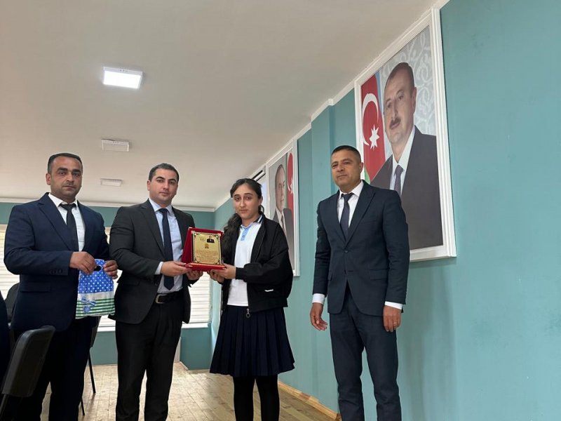 OĞUZDA HEYDƏR ƏLİYEV MƏKTƏBLİLƏRİN GÖZÜ İLƏ ADLI İNŞA YAZI MÜSABİQƏSİNİN RAYON ÜZRƏ QALİBLƏRİ TƏLTİF OLUNUBLAR.-FOTOLAR.
