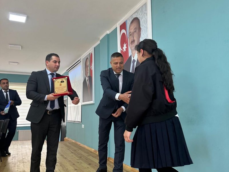 OĞUZDA HEYDƏR ƏLİYEV MƏKTƏBLİLƏRİN GÖZÜ İLƏ ADLI İNŞA YAZI MÜSABİQƏSİNİN RAYON ÜZRƏ QALİBLƏRİ TƏLTİF OLUNUBLAR.-FOTOLAR.