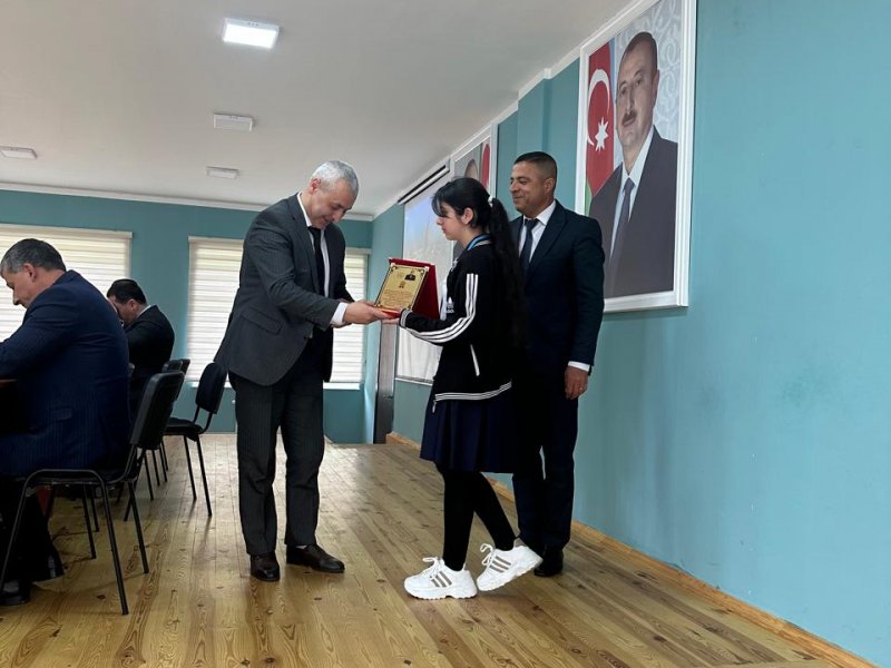 OĞUZDA HEYDƏR ƏLİYEV MƏKTƏBLİLƏRİN GÖZÜ İLƏ ADLI İNŞA YAZI MÜSABİQƏSİNİN RAYON ÜZRƏ QALİBLƏRİ TƏLTİF OLUNUBLAR.-FOTOLAR.