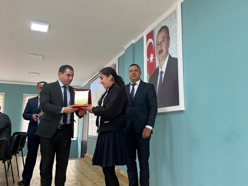 OĞUZDA HEYDƏR ƏLİYEV MƏKTƏBLİLƏRİN GÖZÜ İLƏ ADLI İNŞA YAZI MÜSABİQƏSİNİN RAYON ÜZRƏ QALİBLƏRİ TƏLTİF OLUNUBLAR.-FOTOLAR.