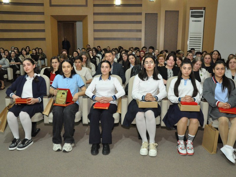 ZAQATALA RAYON HEYDƏR ƏLİYEV MƏRKƏZİNDƏ -"HEYDƏR ƏLİYEV MƏKTƏBLİLƏRİN GÖZÜ İLƏ"- ADLI İNŞA YAZI MÜSABİQƏSİNİN RAYON VƏ ZONA ÜZRƏ QALİBLƏRİ TƏLTİF OLUNUBLAR-FOTOLAR.