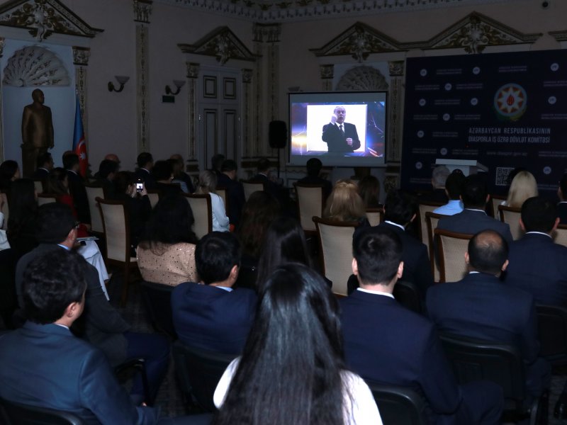 Ümummilli Lider Heydər Əliyevin anadan olmasının 102-ci ildönümü Diasporla İş üzrə Dövlət Komitəsində qeyd edilib