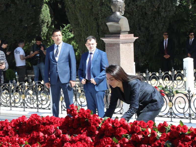 Ombudsman Səbinə Əliyeva və Aparatın kollektivi Ümummilli Lider Heydər Əliyevin xatirəsini yad ediblər