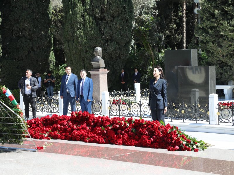 Ombudsman Səbinə Əliyeva və Aparatın kollektivi Ümummilli Lider Heydər Əliyevin xatirəsini yad ediblər