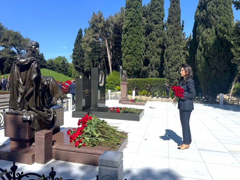 Ombudsman Səbinə Əliyeva və Aparatın kollektivi Ümummilli Lider Heydər Əliyevin xatirəsini yad ediblər