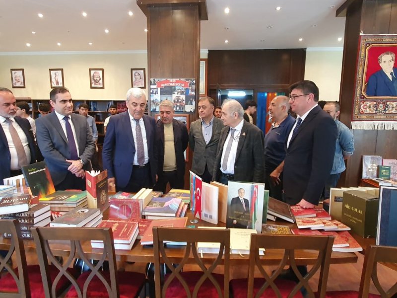Qars Qafqaz Universitetinə və İğdır Azərbaycan Evinə kitablar təqdim olunub