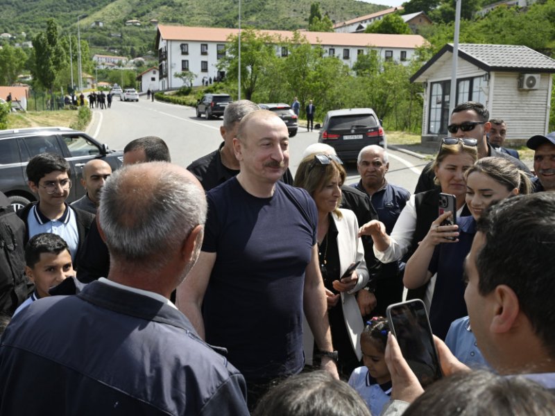 Prezident İlham Əliyev Laçın şəhərində sakinlərlə görüşüb