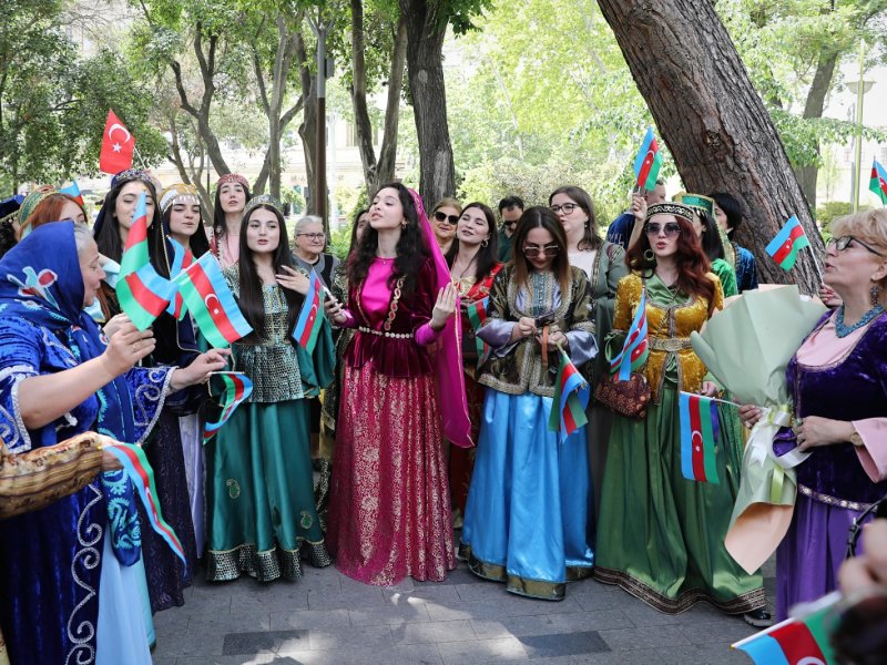 "Milli geyimdə gəzinti" – Mədəni irsimizi yaşadan addımlar