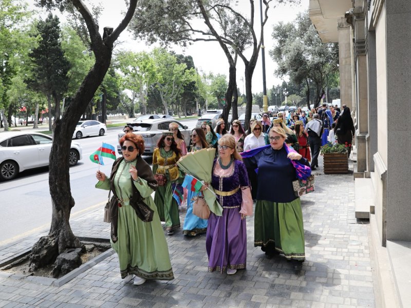 "Milli geyimdə gəzinti" – Mədəni irsimizi yaşadan addımlar