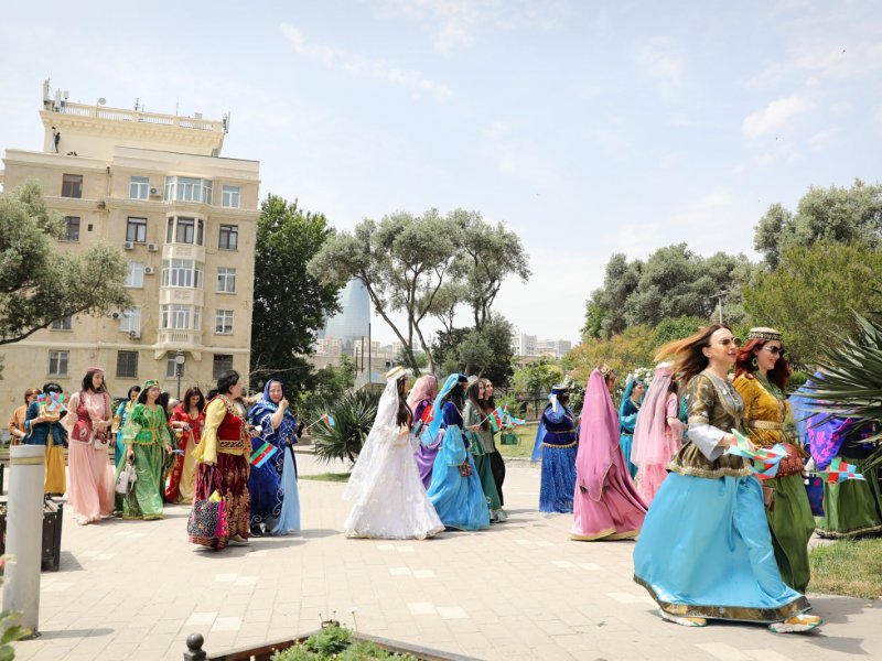 "Milli geyimdə gəzinti" – Mədəni irsimizi yaşadan addımlar