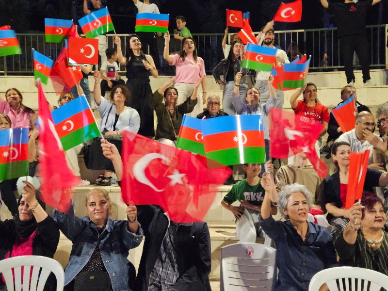 İzmir şəhərində 28 May – Müstəqillik Günü münasibətilə konsert təşkil olunub