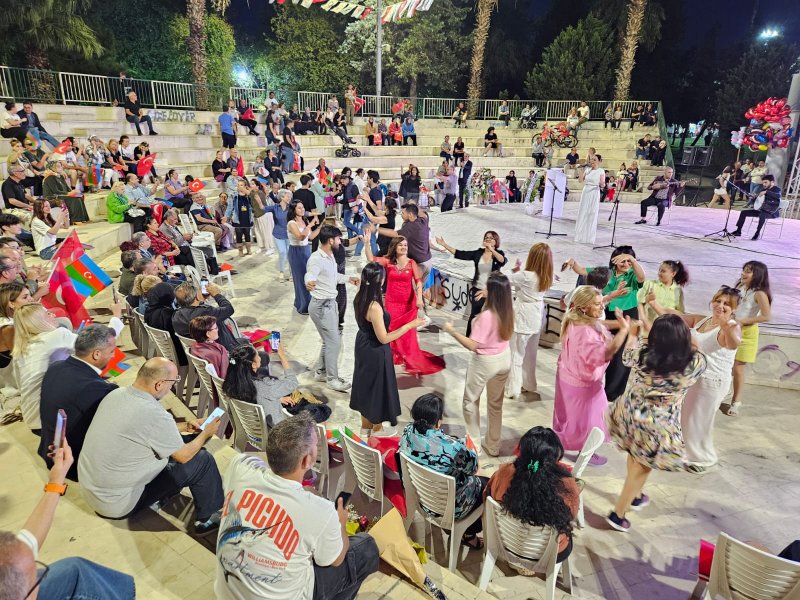 İzmir şəhərində 28 May – Müstəqillik Günü münasibətilə konsert təşkil olunub