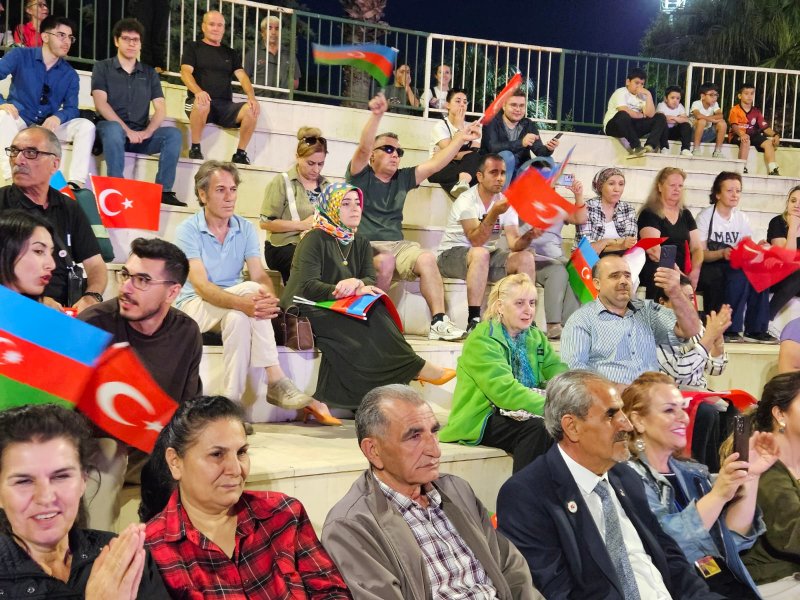 İzmir şəhərində 28 May – Müstəqillik Günü münasibətilə konsert təşkil olunub