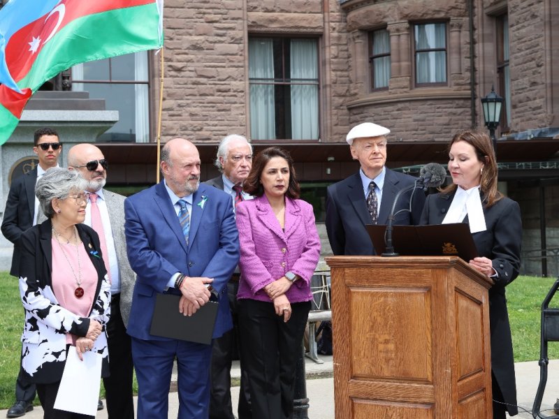 Bayrağımız Kanadanın Ontario Qanunvericilik Assambleyasının önündə ucaldılıb