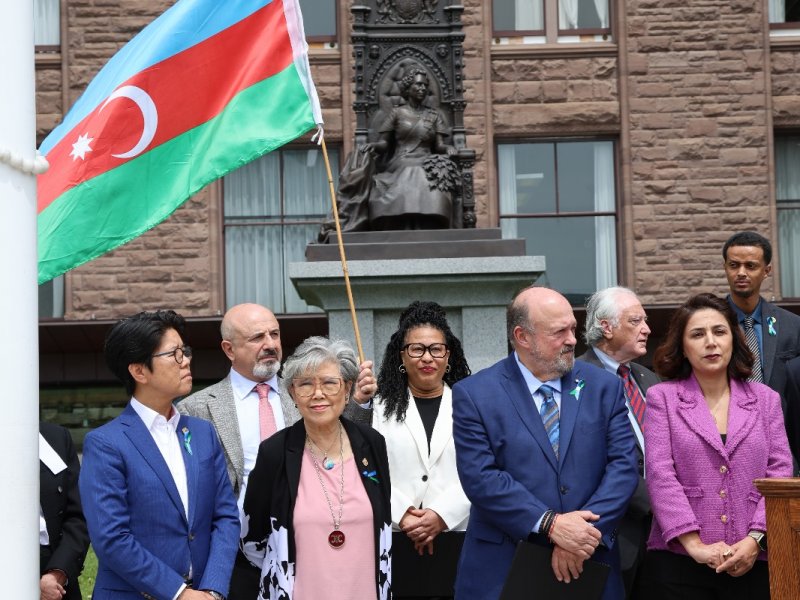 Bayrağımız Kanadanın Ontario Qanunvericilik Assambleyasının önündə ucaldılıb