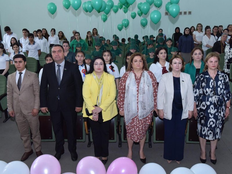 Aztəminatlı, şəhid və qazi ailələrindən olan məktəblilərə maarifləndirici kitablar və hədiyyələr təqdim olunub