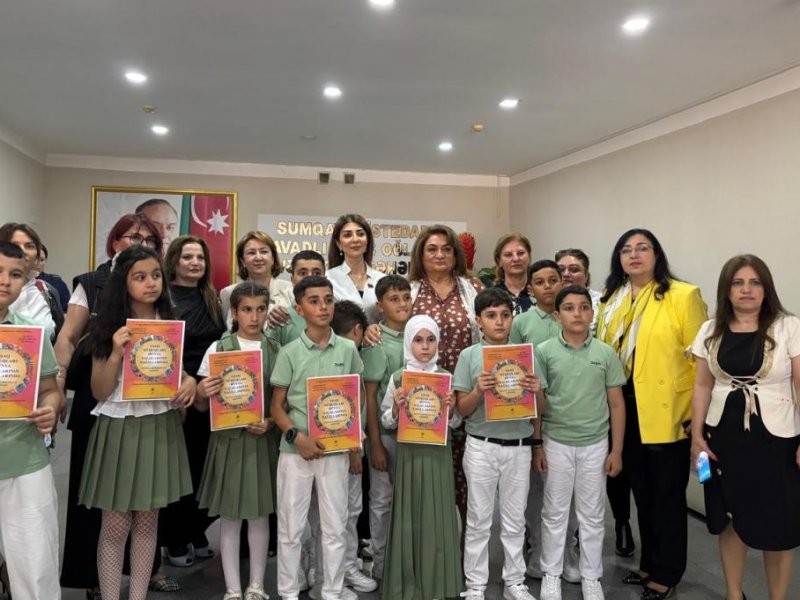 Aztəminatlı, şəhid və qazi ailələrindən olan məktəblilərə maarifləndirici kitablar və hədiyyələr təqdim olunub