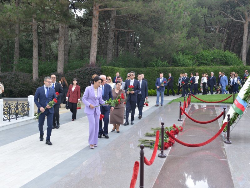 Ombudsmanların Beynəlxalq Simpoziumunun iştirakçıları Fəxri xiyabanı və Şəhidlər xiyabanını ziyarət ediblər