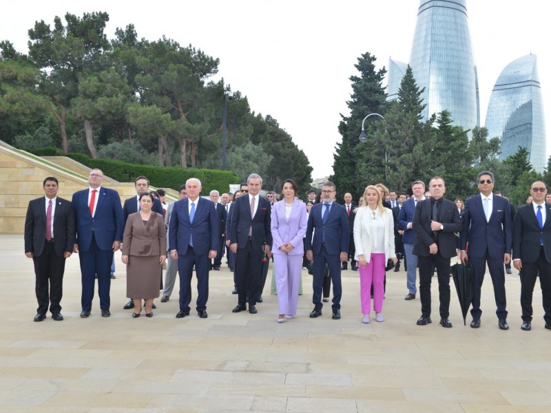 Ombudsmanların Beynəlxalq Simpoziumunun iştirakçıları Fəxri xiyabanı və Şəhidlər xiyabanını ziyarət ediblər