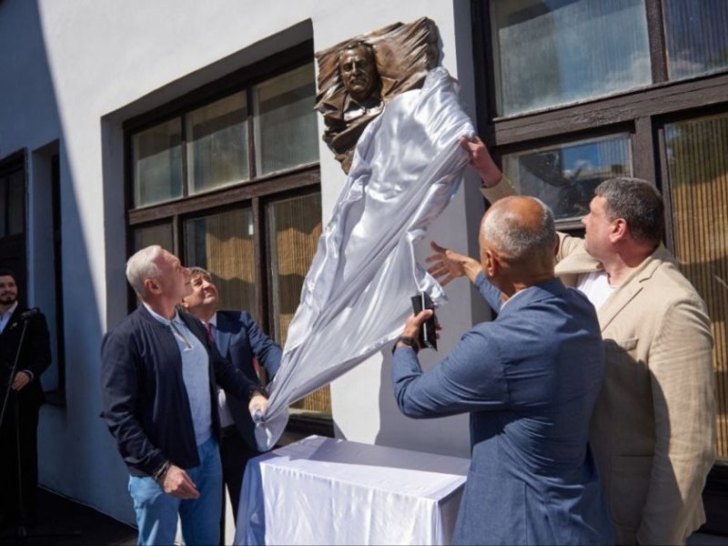 Heykəltəraş Seyfəddin Qurbanovun adı Xarkovda əbədiləşdirilib