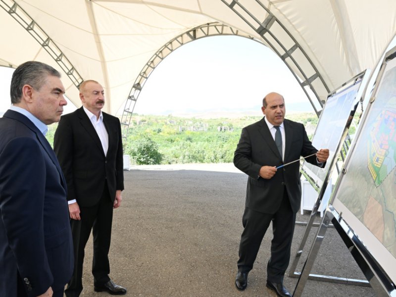 Prezident İlham Əliyev və Türkmənistan Xalq Məsləhətinin sədri Qurbanqulu Berdiməhəmmədov Füzuli şəhərinin dağıdılmış yerlərinə baxıblar