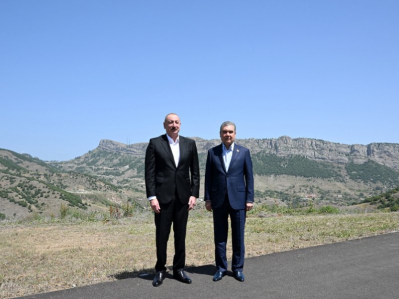 Prezident İlham Əliyev və Qurbanqulu Berdiməhəmmədov Şuşa rayonunun Daşaltı kəndinin fonunda şəkil çəkdiriblər