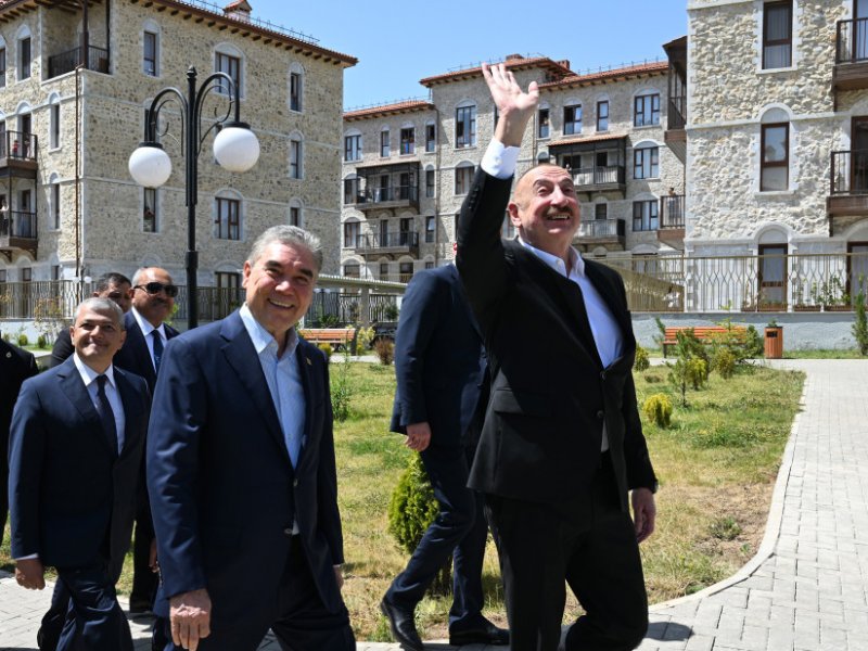 Prezident İlham Əliyev və Türkmənistan Xalq Məsləhətinin sədri Şuşada inşa edilmiş birinci yaşayış kompleksində olublar