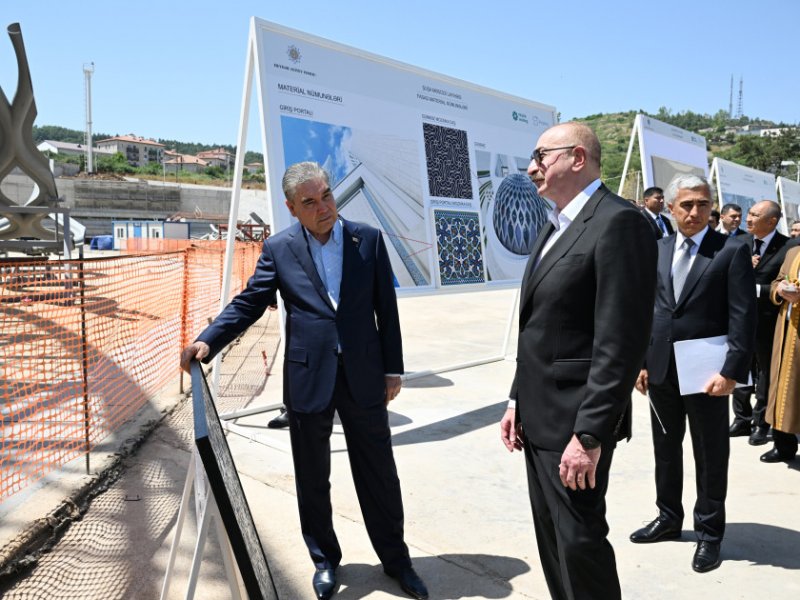 Azərbaycan Prezidenti və Türkmənistan Xalq Məsləhətinin sədri Yeni Şuşa məscidində tikinti işlərinin gedişi ilə tanış olublar
