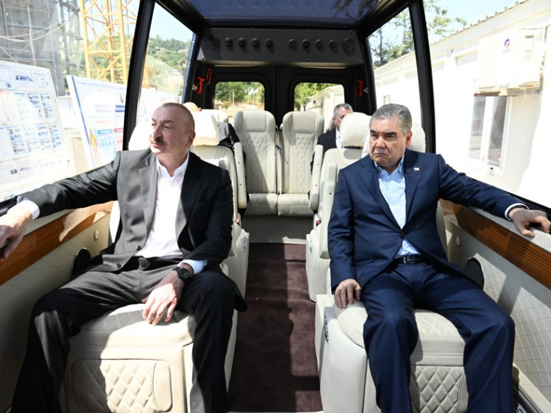 Prezident İlham Əliyev və Qurbanqulu Berdiməhəmmədov Şuşadakı Yaradıcılıq Mərkəzində “Heydər Əliyev və Qarabağ” sərgisi ilə tanış olublar
