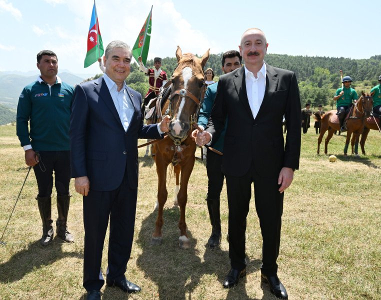 Qurbanqulu Berdiməhəmmədova Cıdır düzündə “Dostluq” adlı Qarabağ atı hədiyyə edilib