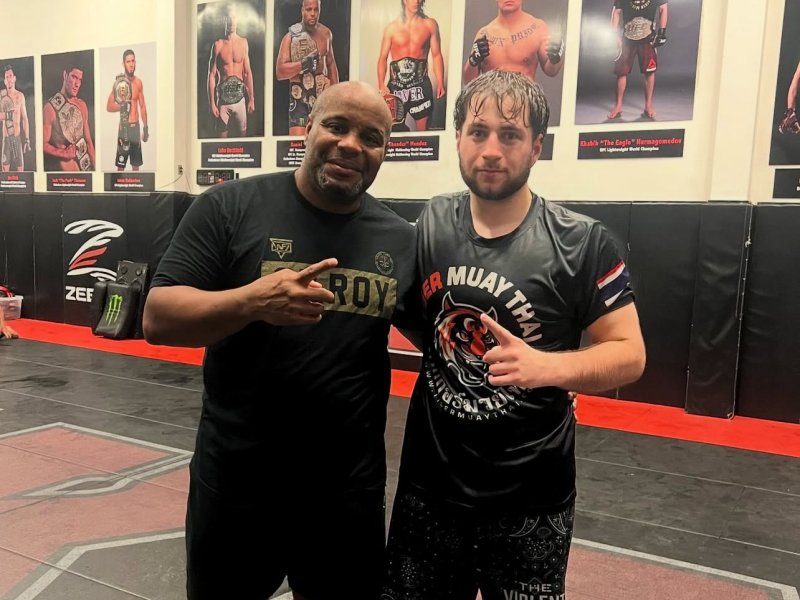 Soydaşımız Kaliforniyada keçirilən MMA döyüşündə qalib gəlib