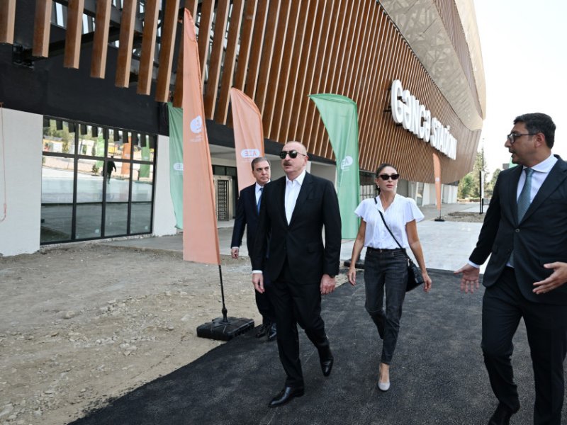 Prezident İlham Əliyev və birinci xanım Mehriban Əliyeva Gəncə şəhər stadionunda tikinti işlərinin gedişi ilə tanış olublar