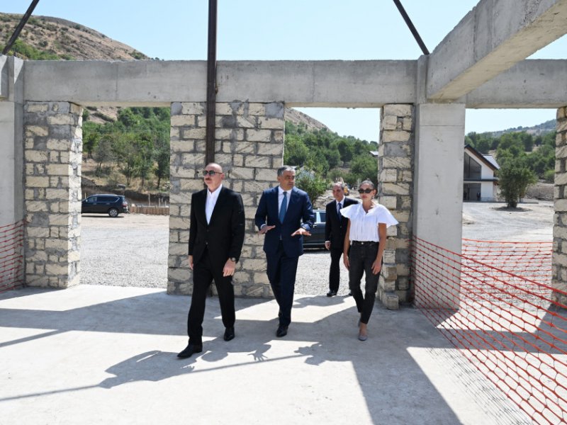 Prezident İlham Əliyev və birinci xanım Mehriban Əliyeva “Hacıkənd” İstirahət Kompleksinin tikintisi ilə tanış olublar