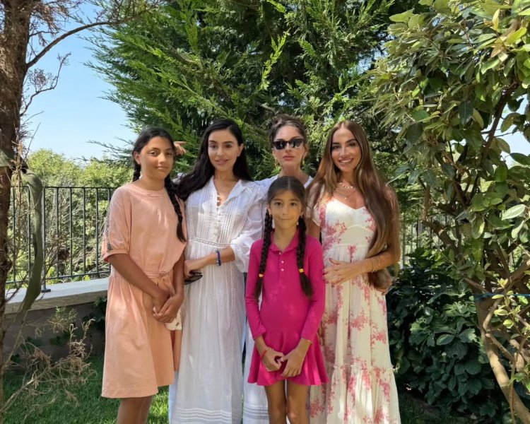 Leyla Əliyeva Mehriban Əliyevanın doğum günü münasibətilə paylaşım edib