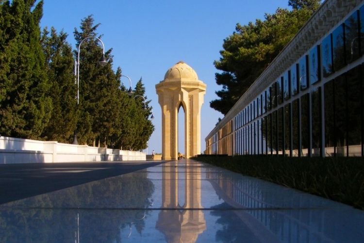 Serbiya Milli Assambleyasının sədri Ulu Öndərin məzarını və Şəhidlər xiyabanını ziyarət edib