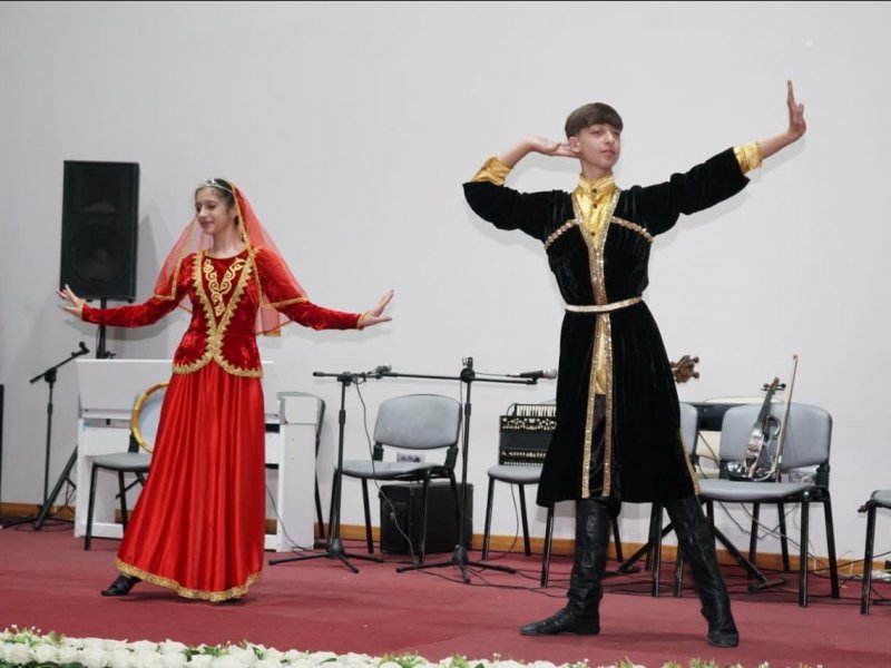 ZAQATALA UŞAQ İNCƏSƏNƏT MƏKTƏBİ MÖHTƏŞƏM KONSERT VERİB.