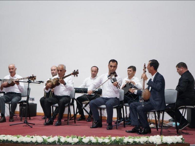 ZAQATALA UŞAQ İNCƏSƏNƏT MƏKTƏBİ MÖHTƏŞƏM KONSERT VERİB.