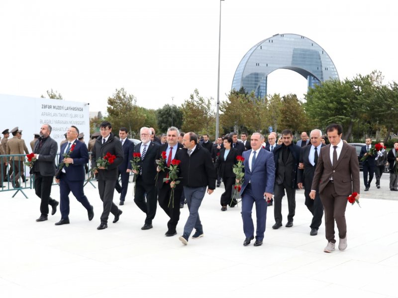 Türkiyəli rektorlar komitə əməkdaşları ilə birgə Zəfər parkını ziyarət ediblər