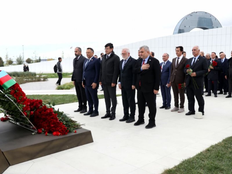 Türkiyəli rektorlar komitə əməkdaşları ilə birgə Zəfər parkını ziyarət ediblər