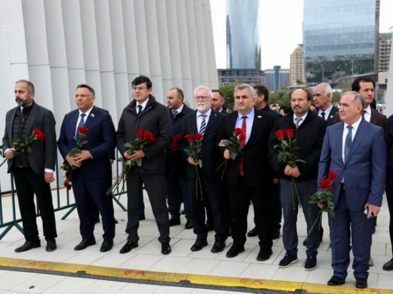 Türkiyəli rektorlar komitə əməkdaşları ilə birgə Zəfər parkını ziyarət ediblər