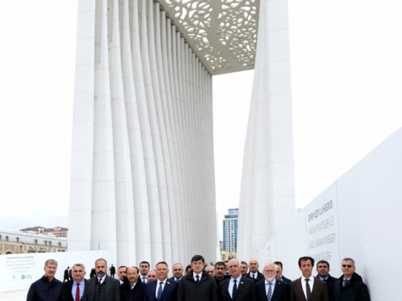 Türkiyəli rektorlar komitə əməkdaşları ilə birgə Zəfər parkını ziyarət ediblər