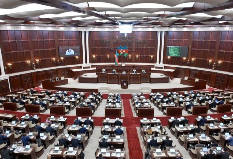 Vəkillik üçün tələb edilən hüquqşünas ixtisası üzrə iş stajının müddəti endirilir