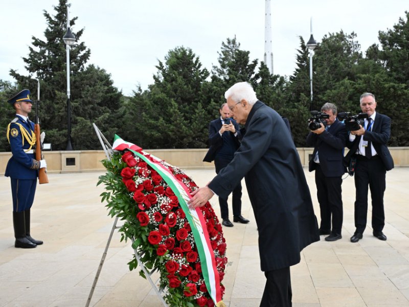 İtaliya Prezidenti Bakıda şəhidlərin xatirəsini anıb