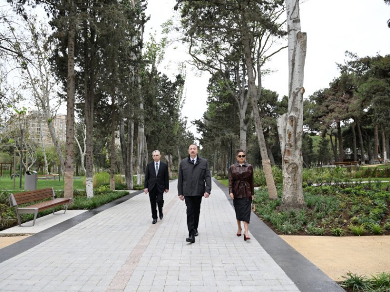 Prezident İlham Əliyev və birinci xanım Mehriban Əliyeva Bakının Nərimanov rayonunda salınan yeni parkın açılışında iştirak ediblər