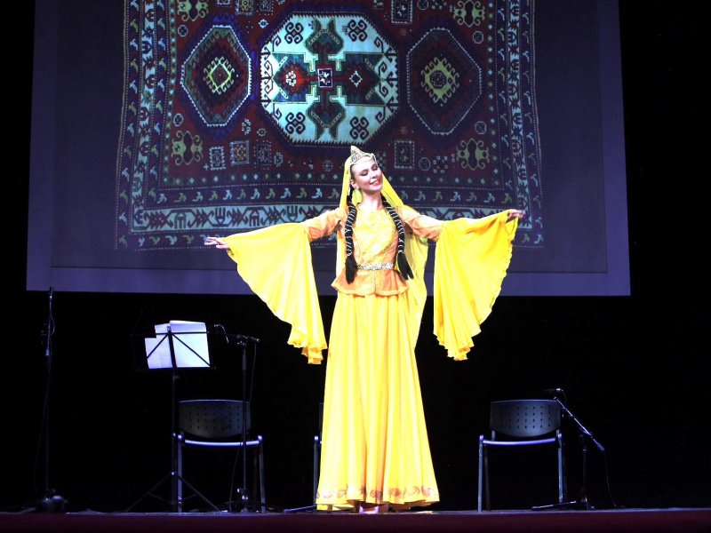 Estoniya Azərbaycan musiqisinin sehrinə bürünüb